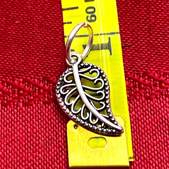5/$10❤️❤️❤️NEW TIBETAN SILVER LEAF CHARM PENDANT - Picture 2 of 2